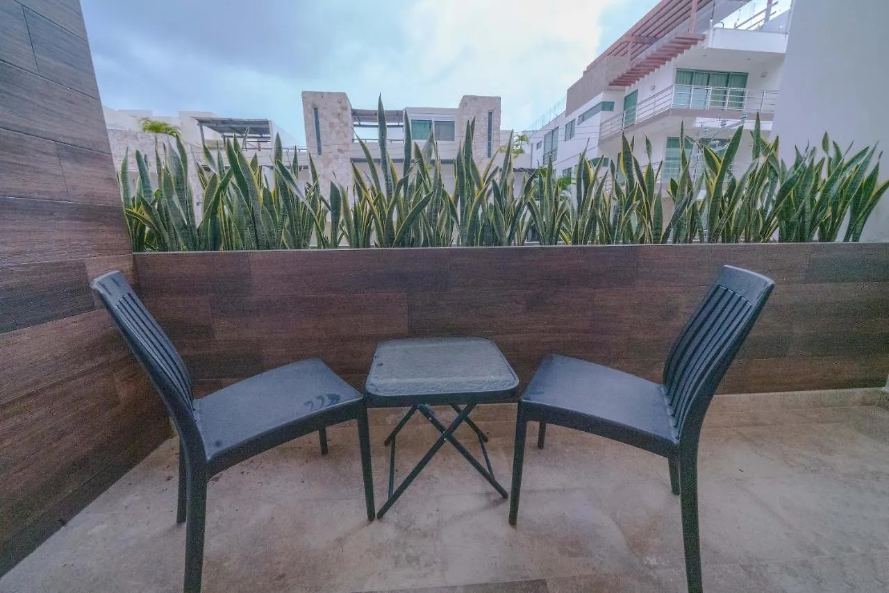 Studio Caribbean Dreams - Stylish & Only 2 Blocks To The Beach - At Bahay Condos Playa del Carmen Apartment